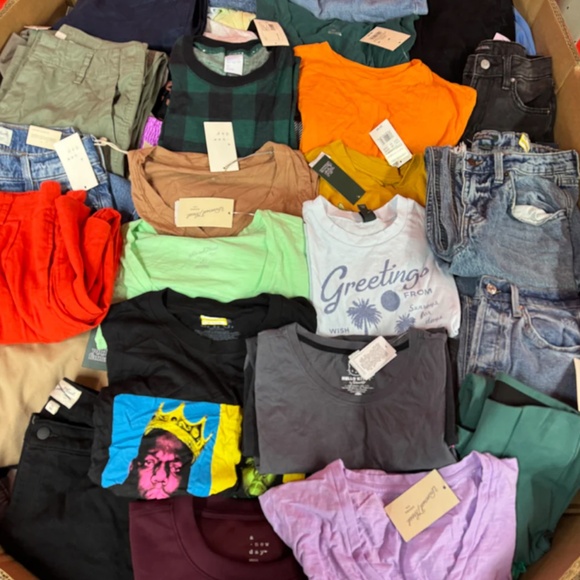 SUPPORT OUR SHOW (LOT OF 10-15) Target Women’s Wholesale Clothing Box - Picture 9 of 9